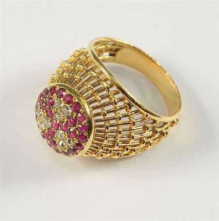 Originale et importante bague boule en or jaune 