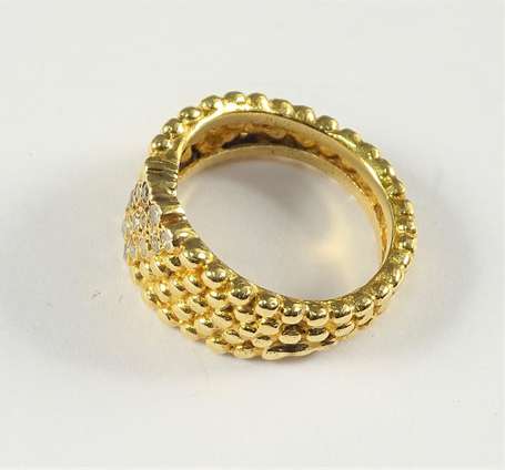 Large bague en or jaune 18K (750°/00) formée d'un 