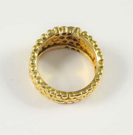 Large bague en or jaune 18K (750°/00) formée d'un 