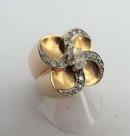 Bague fleur en or jaune 18K (750°/00) et platine, 