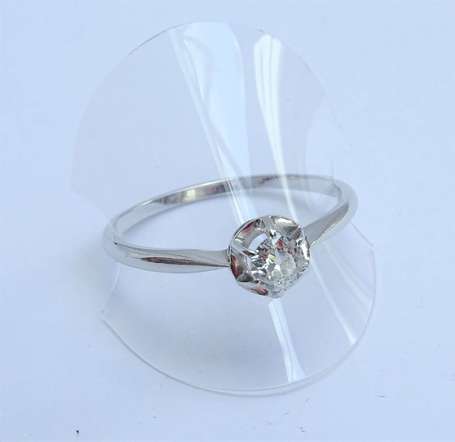 Bague solitaire en platine sertie griffes d'un 