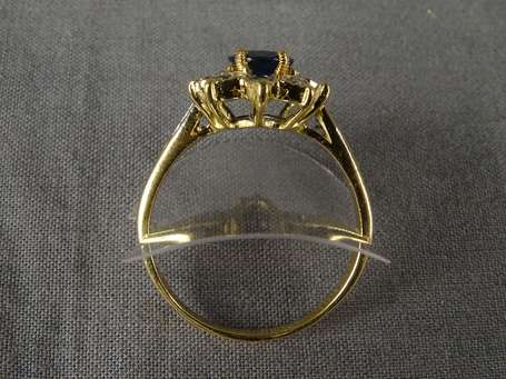 Bague marquise en or jaune 18 k (750/000) elle est