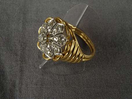 Bague fleur en or jaune 18 k (750/000) elle est 