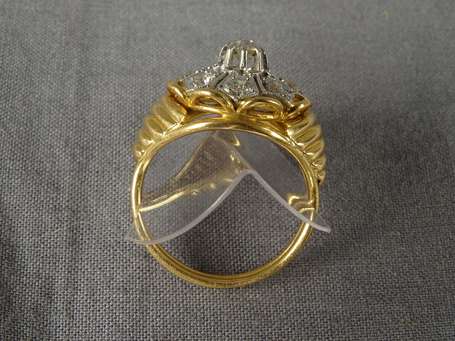 Bague fleur en or jaune 18 k (750/000) elle est 