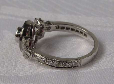 Bague en or gris 18K (750°/00) sertie d'un diamant