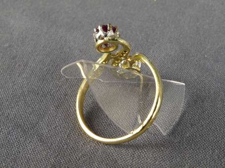 Bague en or jaune 18K (750°/°°), argent et platine