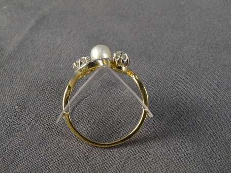 Bague en or jaune 18K (750°/°°) centrée d'une 