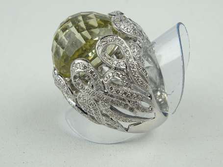 Spectaculaire Bague en or gris 750°/°°° sertie 