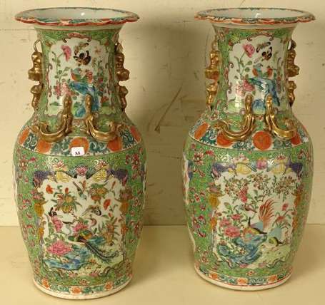 CANTON - Paire de vases balustres en porcelaine à 