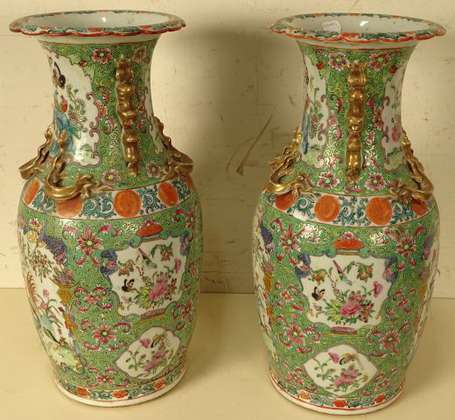 CANTON - Paire de vases balustres en porcelaine à 