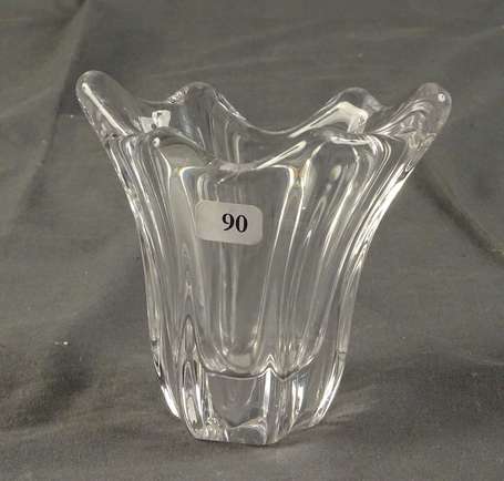 DAUM - Petit vase en cristal moulé polylobé. Signé