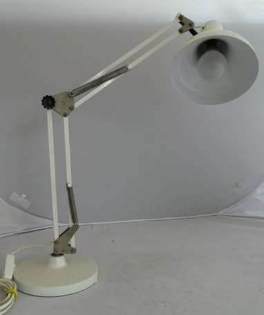 Lampe de bureau articulée en métal laqué blanc. 