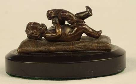 Enfant jouant avec un chiot. Petit sujet en bronze