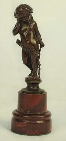 Cupidon. Petit sujet en bronze patiné. H. 10 cm On