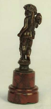 Cupidon. Petit sujet en bronze patiné. H. 10 cm On