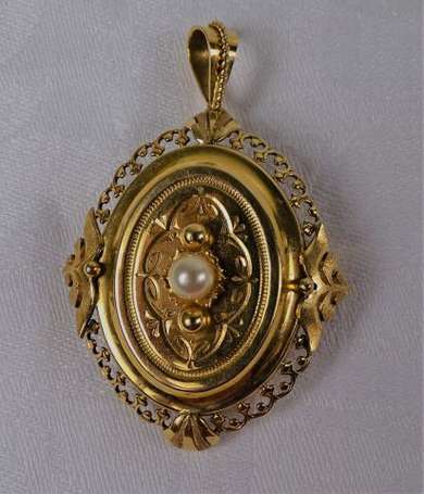 Pendentif broche en or monté d'une perle encadré 