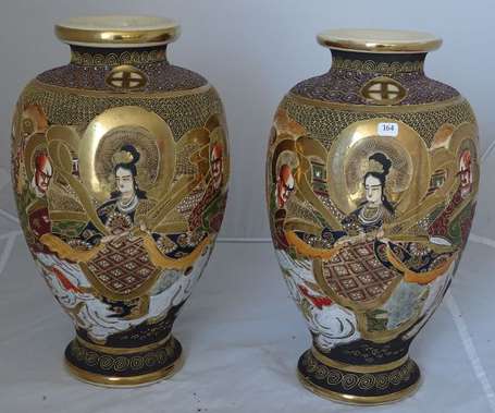 JAPON - Paire de vases en faïence fine, décor 
