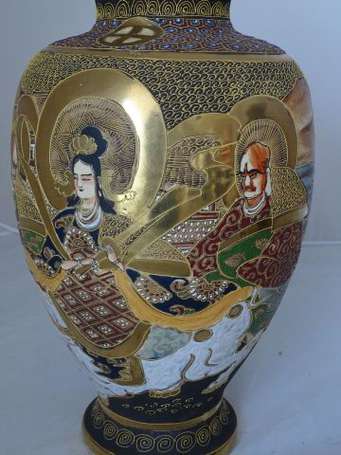 JAPON - Paire de vases en faïence fine, décor 