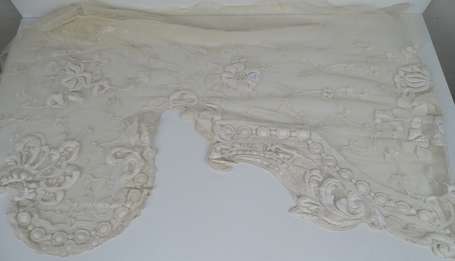 Portière en tulle brodé de motifs floraux. Circa 