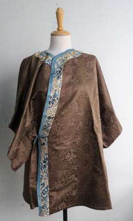 Kimono en soie marron glacé, brodé de frises 