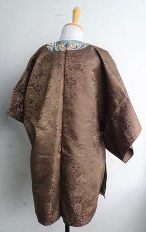 Kimono en soie marron glacé, brodé de frises 