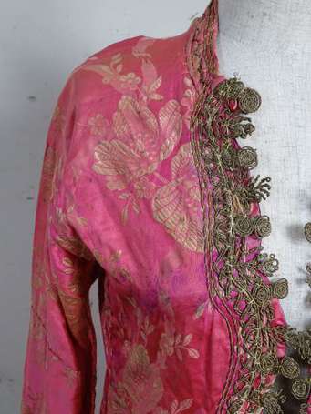 Caftan de femme en broché de soie fuchsia à motifs