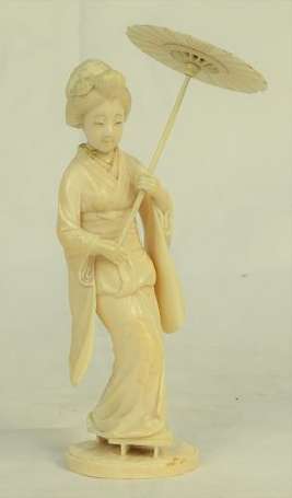 JAPON - Femme à l'ombrelle. Okimono en ivoire. Fin