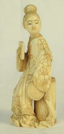 JAPON - Femme lisant. Okimono en ivoire. Fin du 