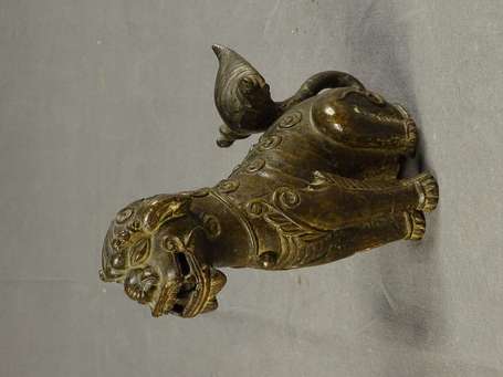 CHINE - Chien de Fô. Sujet en bronze patiné. H. 14