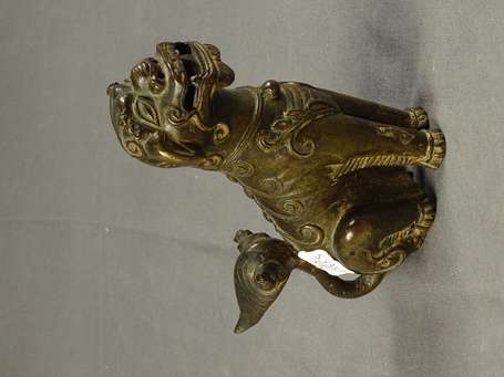 CHINE - Chien de Fô. Sujet en bronze patiné. H. 14