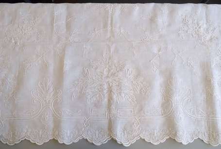 Nappe en mousseline de coton broderie chaînette 
