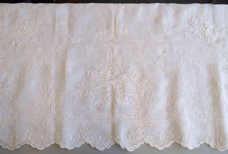 Nappe en mousseline de coton broderie chaînette 