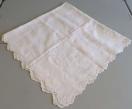 Nappe en mousseline de coton broderie chaînette 