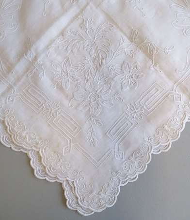 Nappe en mousseline de coton broderie chaînette 