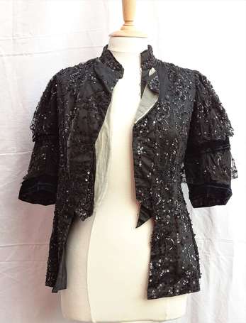 Veste en satin noir brodée de perles de verre et 