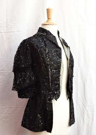 Veste en satin noir brodée de perles de verre et 