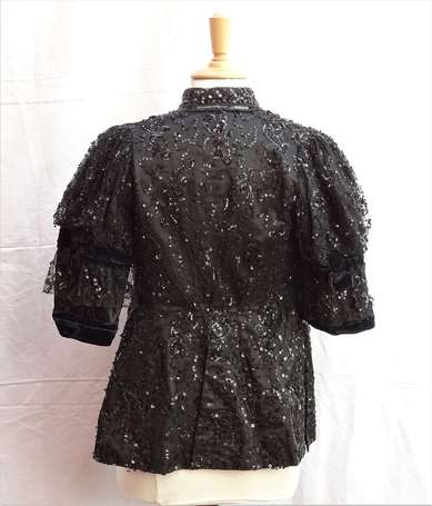 Veste en satin noir brodée de perles de verre et 