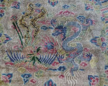 CHINE - Tapis en coton et soie, il est orné d'un 