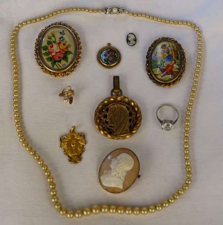 Ensemble de bijoux fantaisie anciens dont camée et