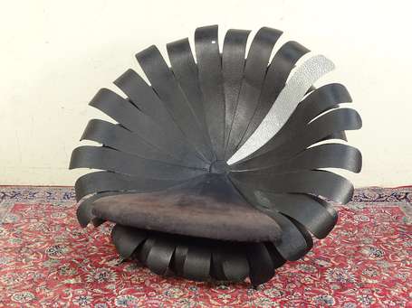 Fauteuil fleur en métal laqué noir, un pétal semé 