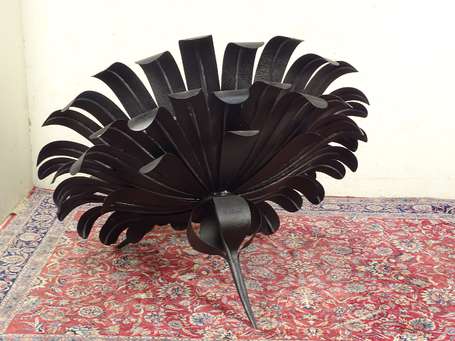 Fauteuil fleur en métal laqué noir, un pétal semé 