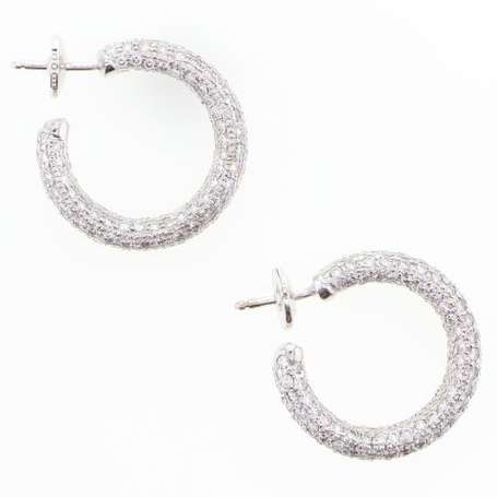 Paire de boucles d'oreilles créoles en or blanc 