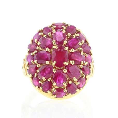 Bague en or jaune 18K (750°/00) au chaton ovale 