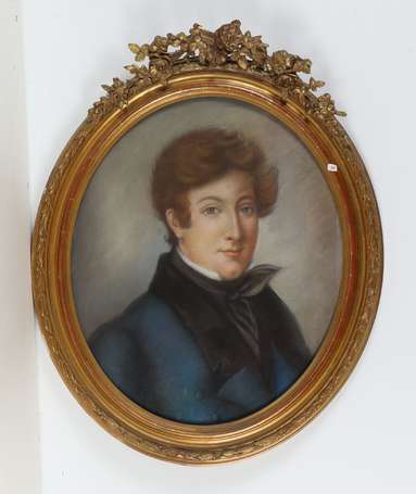 ECOLE XIXè - Portrait de jeune homme. Pastel à vue