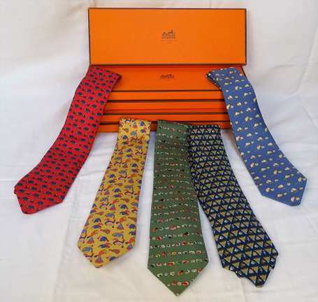 HERMES - Lot de cinq cravates en soie. En boîtes