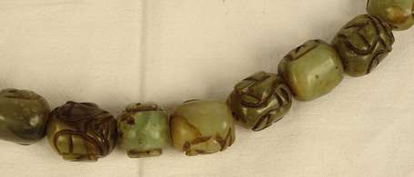 CHINE - Collier de 29 perles de stéatite gravées 