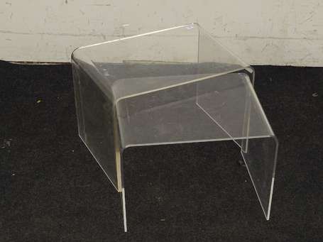 Table gigogne deux éléments en plexiglass cintré H