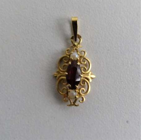 Pendentif en or jaune 18K (750°/00) serti d'un 