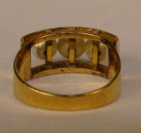 Bague en or jaune 18K (750°/00) montée de trois 