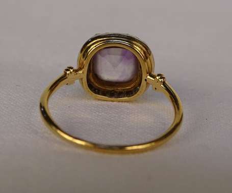 Fine bague en or jaune 18K (750°/00) sertie clos 